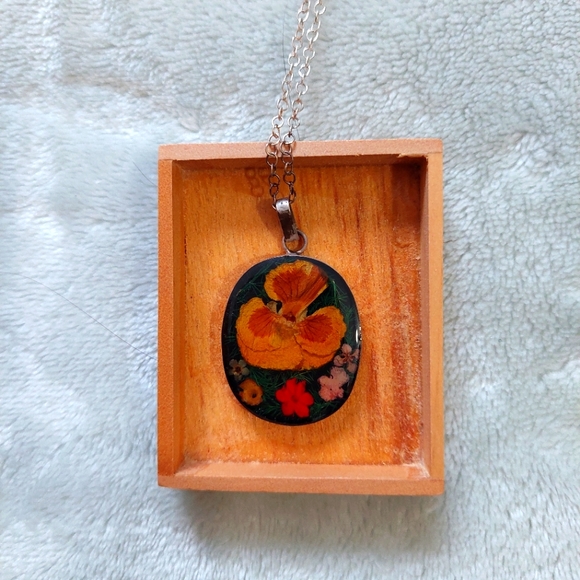 Tropical flower resin pendant necklace - Picture 1 of 3